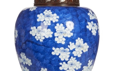 A CHINESE UNDERGLAZE BLUE AND WHITE PORCELAIN GINGER JAR