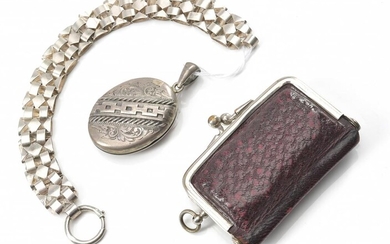 A COLLECTION OF THREE VINTAGE ITEMS COMPRISING A FANCY LINK SILVER BRACELET, A SOVEREIGN CASE AND A LOCKET