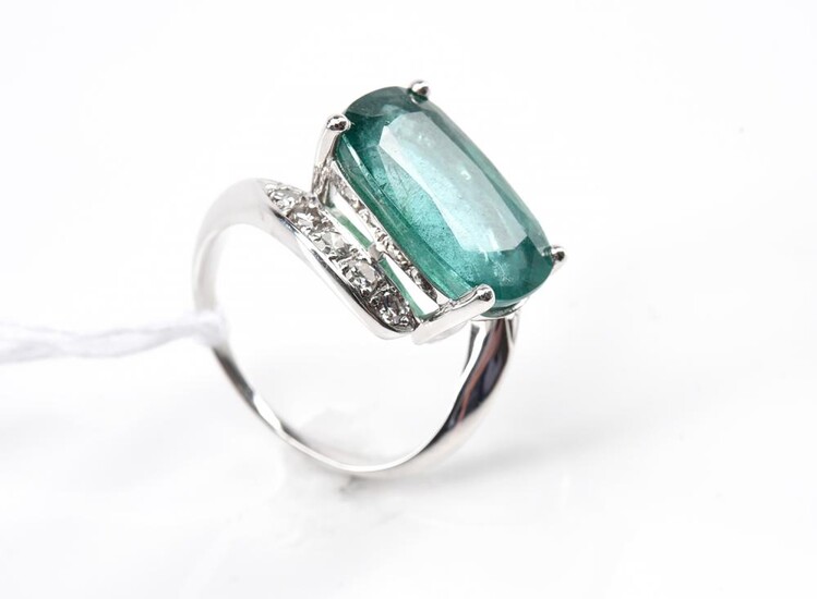 A CUSHION CUT EMERALD OF 5.20CTS AND DIAMOND RING IN PLATINUM, SIZE J, 6.5GMS