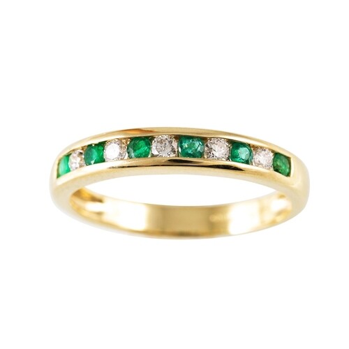 A DIAMOND AND EMERALD ETERNITY RING, mounted in 9ct gold, si...