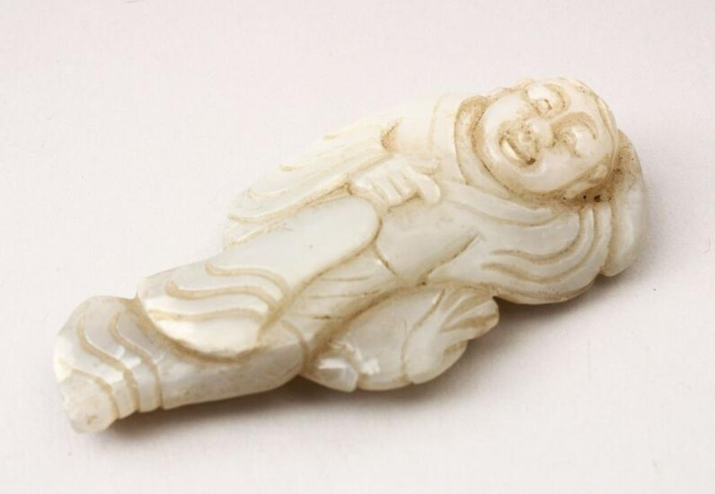 A GOOD 19TH / 20TH CENTURY CHINESE CARVED JADE PENDANT