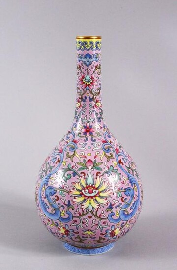 A GOOD CHINESE FAMILLE ROSE PORCELAIN VASE, the body of
