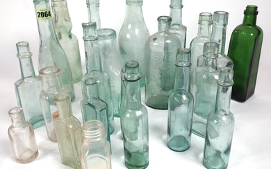 A GROUP OF EARLY 20TH CENTURY GLASS BOTTLES (QTY)