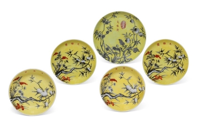 A GROUP OF FIVE GRISAILLE-DECORATED YELLOW-GROUND DAYAZHAI DISHES, 20TH CENTURY