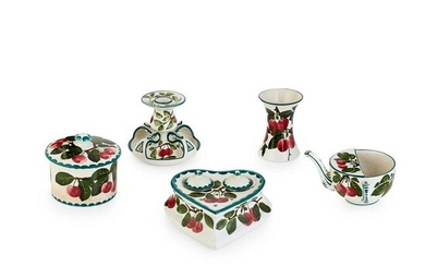A GROUP OF WEMYSS WARE ‘CHERRIES’ PATTERN, EARLY 20TH