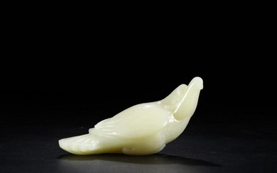 A HETIAN JADE ORNAMENT WITH BRID SHAPED