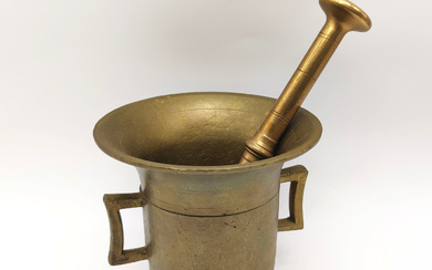 A JOURNEY BACK IN TIME: ANTIQUE MORTAR FROM THE 19TH CENTURY WITH A MODERN PESTLE.