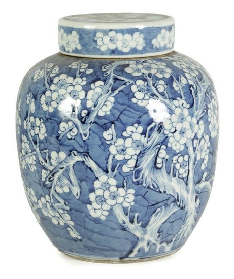 A LARGE 19TH CENTURY CHINESE BLUE AND WHITE GINGER JAR AND COVER