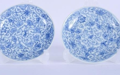 A PAIR OF 17TH CENTURY CHINESE BLUE AND WHITE TEABOWLS