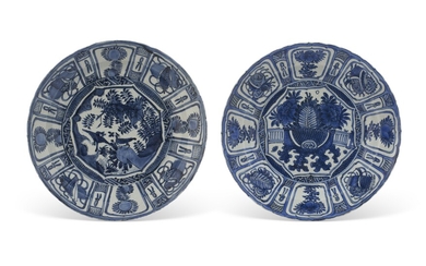 A PAIR OF CHINESE BLUE AND WHITE LARGE 'KRAAK' CHARGERS