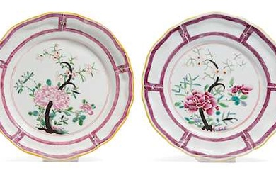 A PAIR OF FAIENCE PLATES WITH 'FAMILLE ROSE' DECORATION