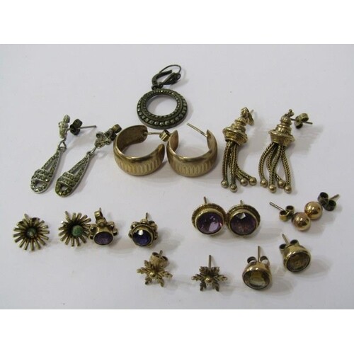 A SELECTION OF 9ct YELLOW GOLD YELLOW METAL & WHITE METAL EA...