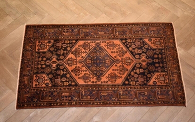 A TRIBAL PERSIAN KHAMSEH RUG, 100% WOOL. IN EXCELLENT CONDITION. VILLAGE WEAVE FROM THE HAMADAN REGION WITH TRIBAL DESIGN OF DIAMOND...