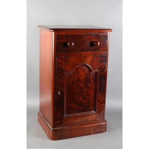 A VICTORIAN MAHOGANY BEDSIDE CUPBOARD having a drawer above ...