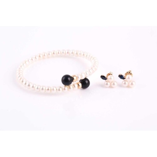 A cultured pearl spring bracelet with gold coloured and blac...