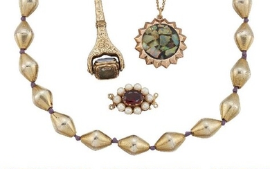 A group of jewellery, comprising: a 9ct...