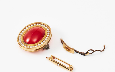A pair of brooches, oval shape with orientated pearl decoration, Gustaf Dahlgren & Co, Malmö 1908 respectively cabochon-cut carnelian bordered with orientated beads, DECORATIVE PART for a necklace, 18k gold, first half of the 19th century.