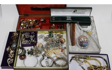 A quantity of vintage and later costume jewellery (a lot)