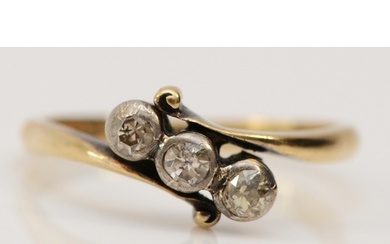 A vintage 18ct gold three stone diamond ring, J 1/2, 2gm