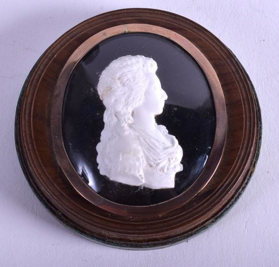 AN UNUSUAL 19TH CENTURY GOLD CAMEO AND LACQUER SNUFF