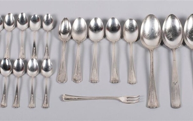 ASSORTMENT OF 23 AMERICAN AND EUROPEAN HOTEL SILVERPLATED FLATWARE SPOONS, KNIVES AND FORK, 20TH CENTURY