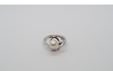An 18ct white gold ring with pearl and diamond accents - rin...
