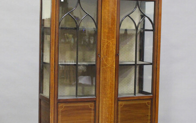 An Edwardian mahogany display cabinet with satinwood crossbanding, on tapering legs, height 169cm, w