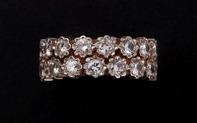 BAGUE double jonc en platine (850 millièmes) à décor de motifs floraux sertis de diamants...