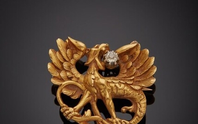 BROCHE-PENDENTIF "dragon ailé" en or jaune (750‰) sculpté et ciselé, serti d'un diamant taille ancienne....