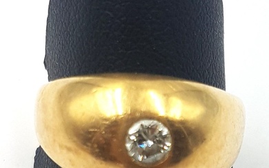 Bague jonc en or jaune 18k(750 ) ornée d'un petit diamant facetté en serti clos...