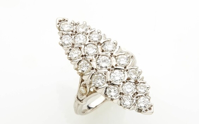 Bague marquise en or blanc pavée de dix-neuf diamants blancs taille moderne pour 1,90 carats...