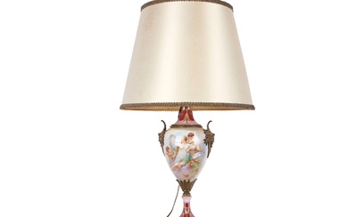 Base de lampe avec abat-jour Dans le style de Sevrès Vers 1900 Porcelaine, monture en...