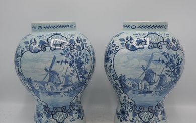 Boch Keramis : Paire de vases balustre vers 1970, faience émaillée, décor delft, monogramme sous...
