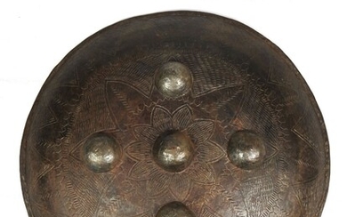 Bouclier d'apparat Indo-Persan en métal gravé et incrusté et orné de cinq umbos sur la...