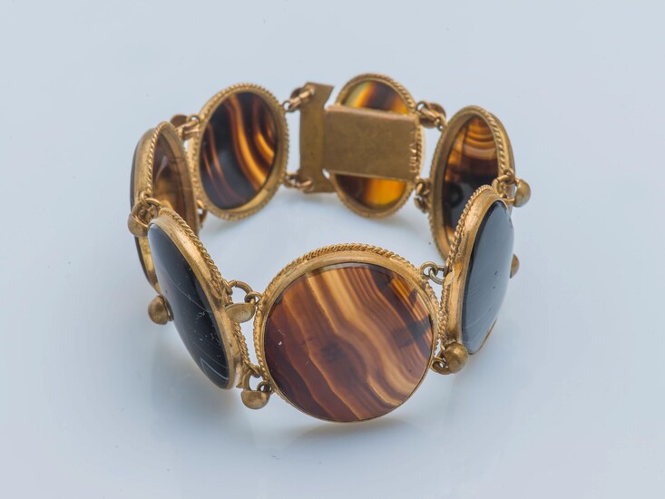 Bracelet en métal composée de médaillons... - Lot 64 - Pestel-Debord