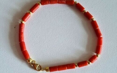 Bracelet in Sardinian red coral with bachette with 9 balls and 750 yellow gold closure. Length 20 cm, in good condition.