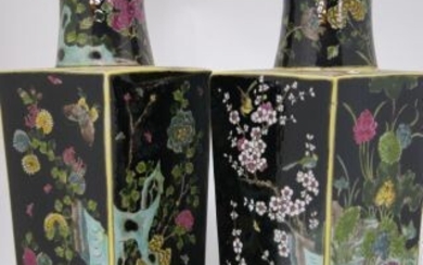 CHINE Importante paire de vases carrés en porcelaine, à décor polychrome de fleurs, oiseaux et...