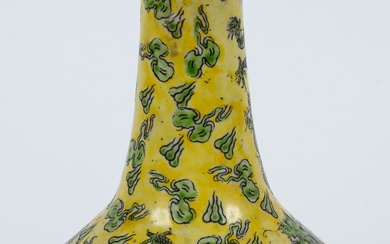 CHINE : Petit vase à long col en porcelaine à décor de dragons et nuées...