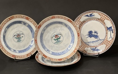 CHINE, XVIIIe siècle Quatre assiettes en porcelaine, l'une à décor en bleu au centre d'un...