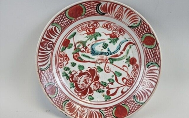 CHINE, deuxième moitié du XVIIème. ASSIETTE en porcelaine de Swatow à décor rouge et vert...
