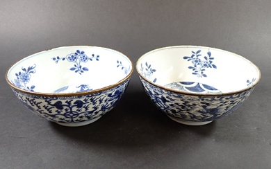 CHINE pour le VIETNAM : Deux bols formant pendants, en porcelaine bleu-blanc dite de "Hué",...