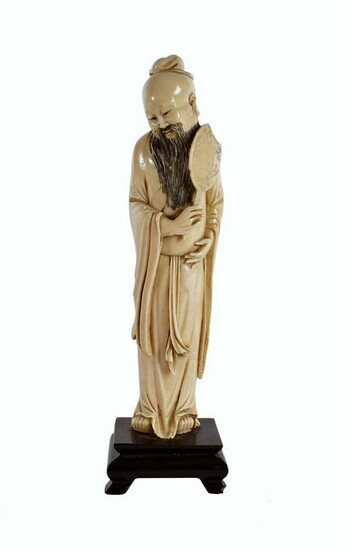 CHINESE CARVED FIGURE OF AN ELDERLY GENTLEMAN