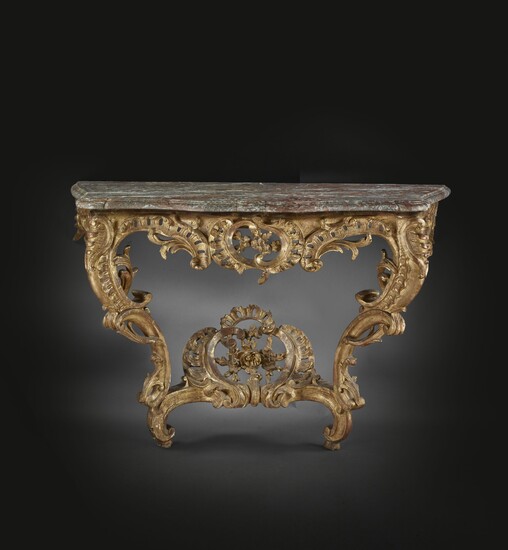 CONSOLE D'ÉPOQUE LOUIS XV En bois sculpté et doré, dessus de marbre des Flandres, la...