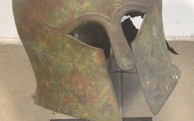 Casque en bronze à patine verte, modèle Corinthien