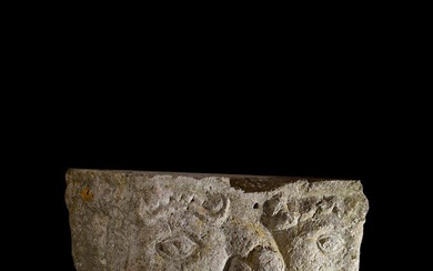 Chapiteau en pierre calcaire dure sculptée dans les angles de quatre têtes grimaçantes, bouches ouvertes...