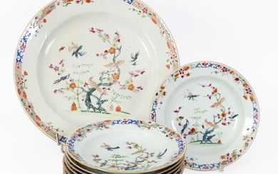 Chine, Epoque Qianlong (1736-1795) Lot comprenant une série de neuf assiettes et un plat en...