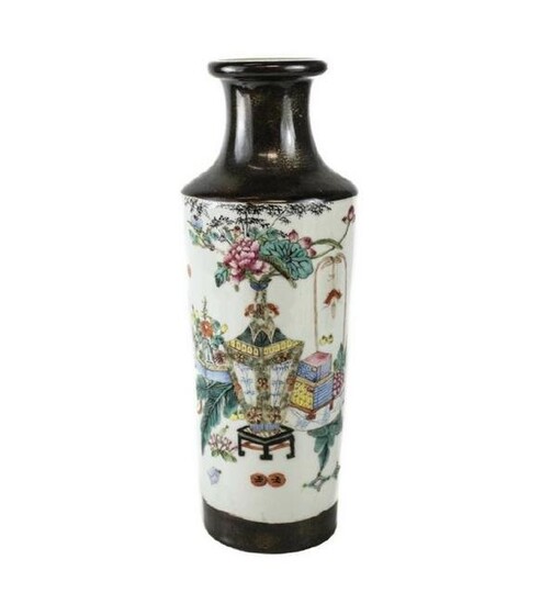 Chinese Porcelain Vase. Xiangtuiping Qionlong Mark