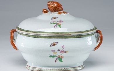 Compagnie des Indes, XVIIIe siècle TERRINE en porcelaine à décor émaillée polychrome famille Rose à...