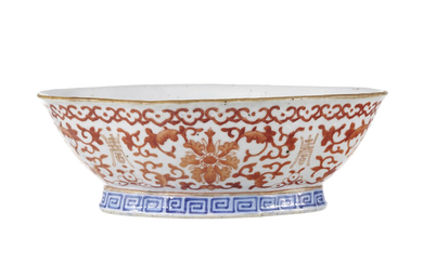 Coupe quadrilobée en porcelaine, Chine, XIX-XXe s., décor rouge, or et bleu de rinceaux de fleurs, caractère shou (longévité) et frise