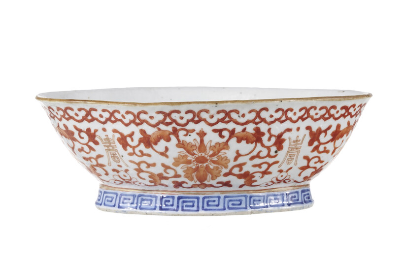 Coupe quadrilobée en porcelaine, Chine, XIX-XXe s., décor rouge, or et bleu de rinceaux de fleurs, caractère shou (longévité) et frise